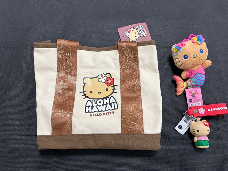 HAWAIIハワイ ハローキティのかわいらしいトートバッグ+キーホルダー+ぬいぐるみ