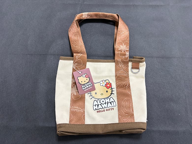 HAWAIIハワイ ハローキティのかわいらしいトートバッグ+キーホルダー+ぬいぐるみ - 商品写真 2/9