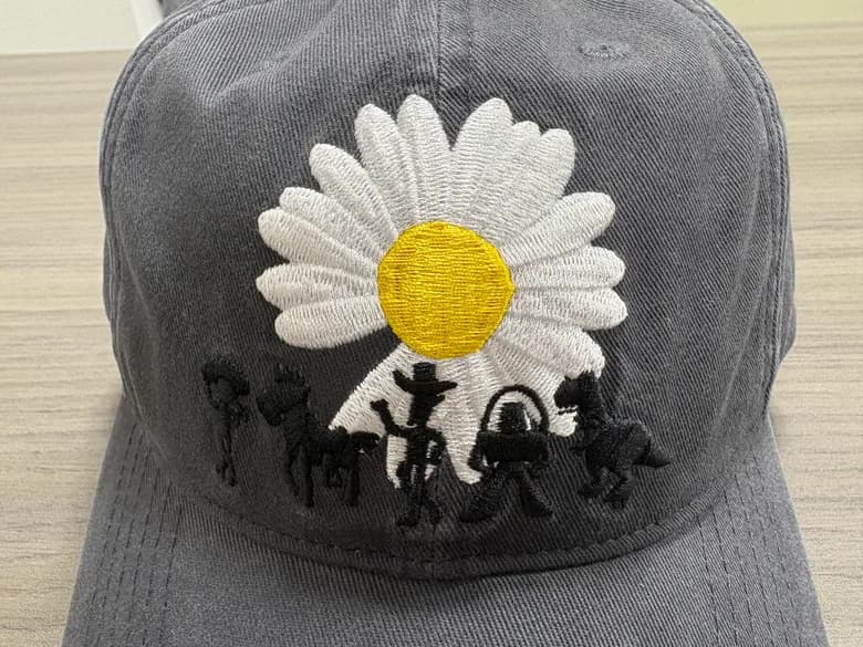 PEACEMINUSONE × TOY STORY "THE FIRST FAN" デイジー刺繍 キャップ グレー - 商品写真 3/9