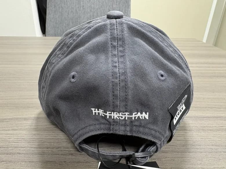 PEACEMINUSONE × TOY STORY "THE FIRST FAN" デイジー刺繍 キャップ グレー - 商品写真 4/9