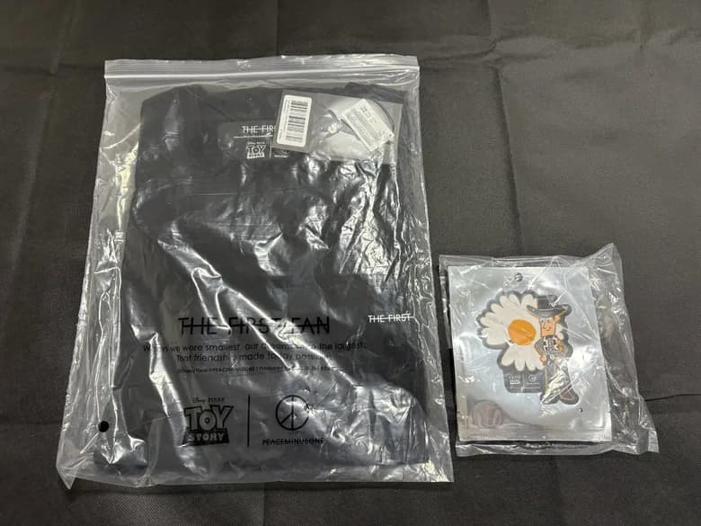 PEACEMINUSONE × TOY STORY "THE FIRST FAN" ウッディ Tシャツ ステッカー付き