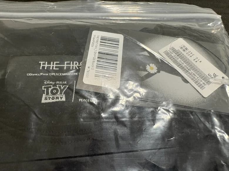 PEACEMINUSONE × TOY STORY "THE FIRST FAN" ウッディ Tシャツ ステッカー付き - 商品写真 3/5