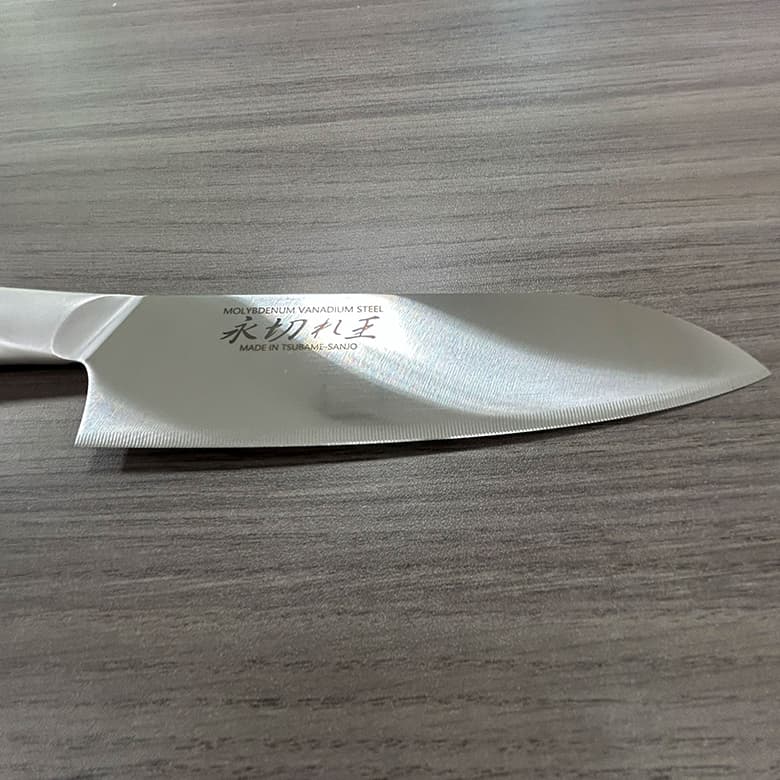 永く良い切れ味が続く特許技術 三徳 包丁 刃渡り165mm 軽量 モリブデンバナジウム鋼 オールステンレス 永切れ王 食洗機対応 燕三条 日本製 - 商品写真 3/6