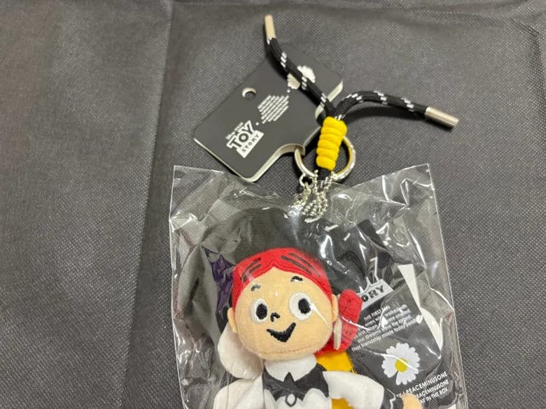 PEACEMINUSONE × TOY STORY "THE FIRST FAN" ジェシー ぬいぐるみマスコット - 商品写真 2/3