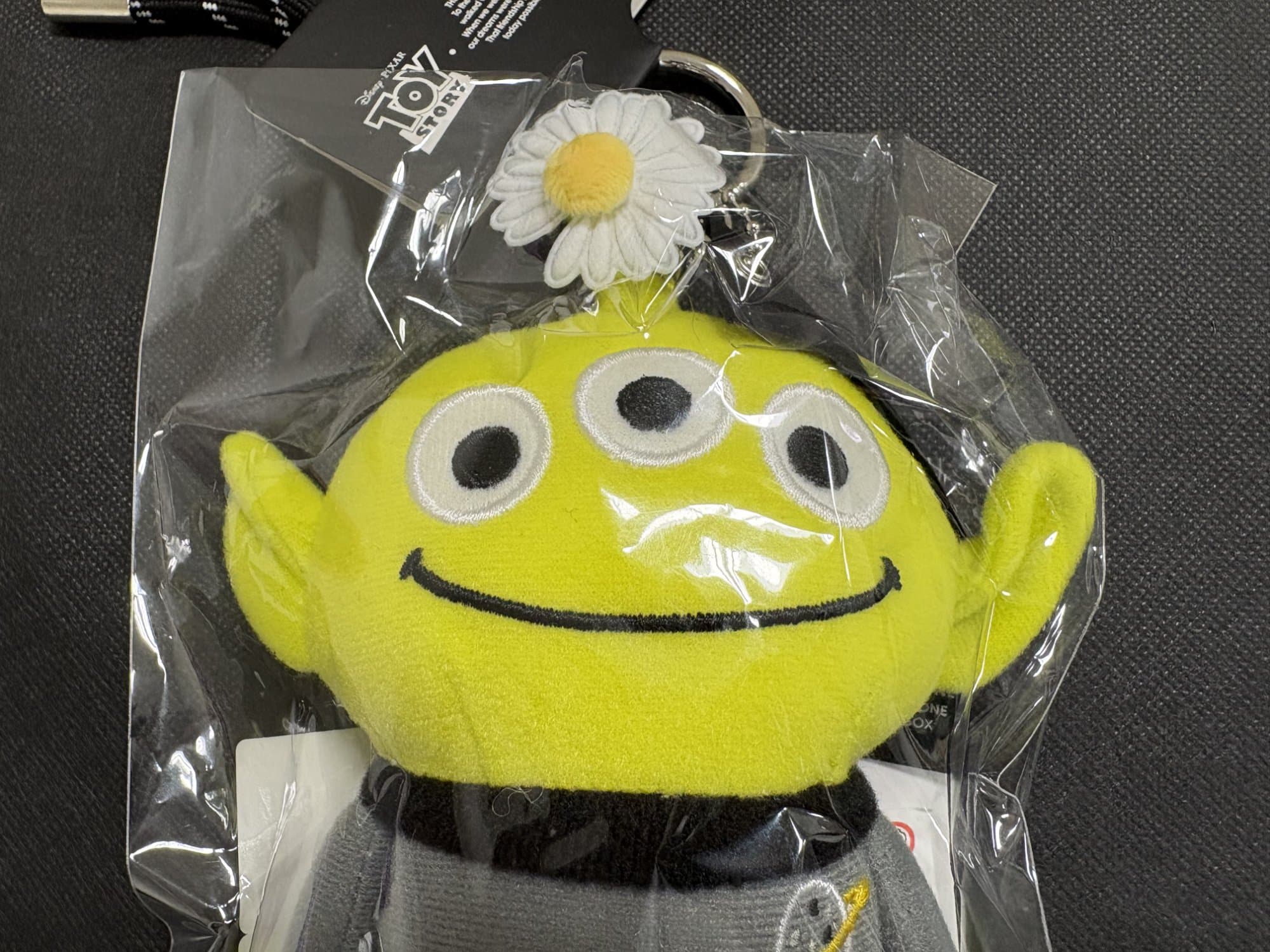 TOY STORY エイリアン ぬいぐるみキーホルダー デイジー - 商品写真 2/4