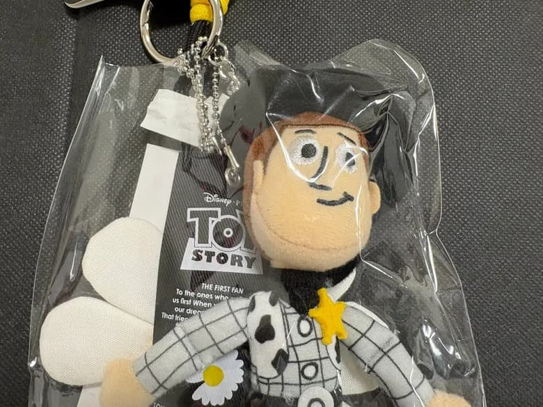 PEACEMINUSONE × TOY STORY "THE FIRST FAN" ウッディ ぬいぐるみマスコット - 商品写真 2/3