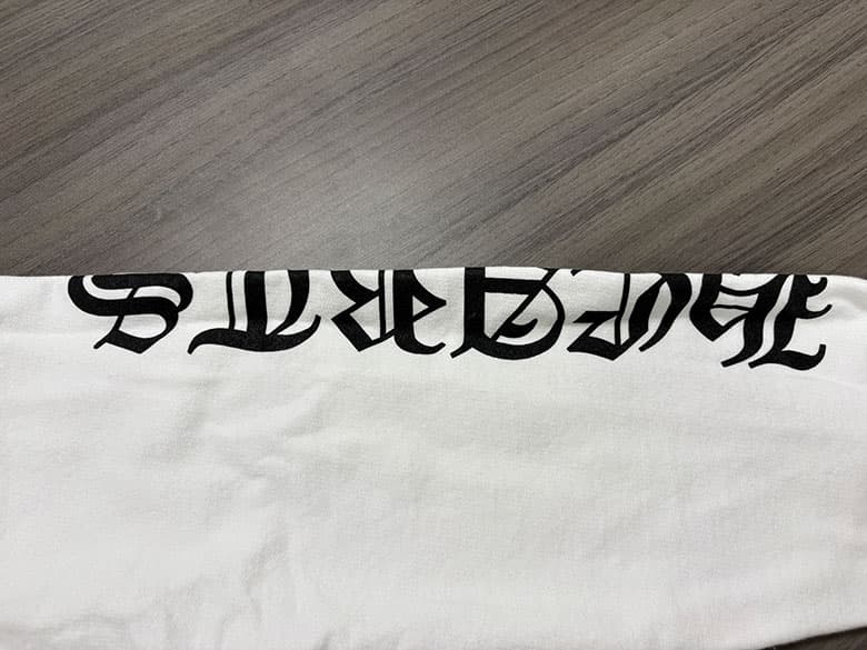 アイコニックなデザインが際立つクルーネックスウェットシャツ 白 - 商品写真 4/8